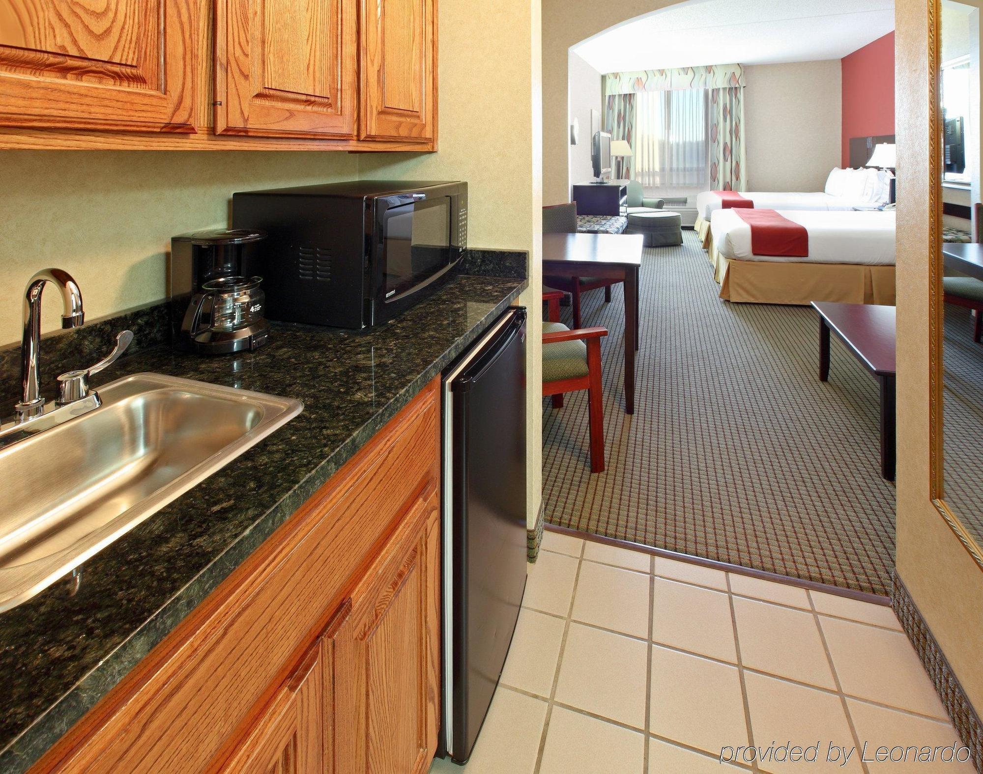 Holiday Inn Express Hotel & Suites Харрисон Номер фото