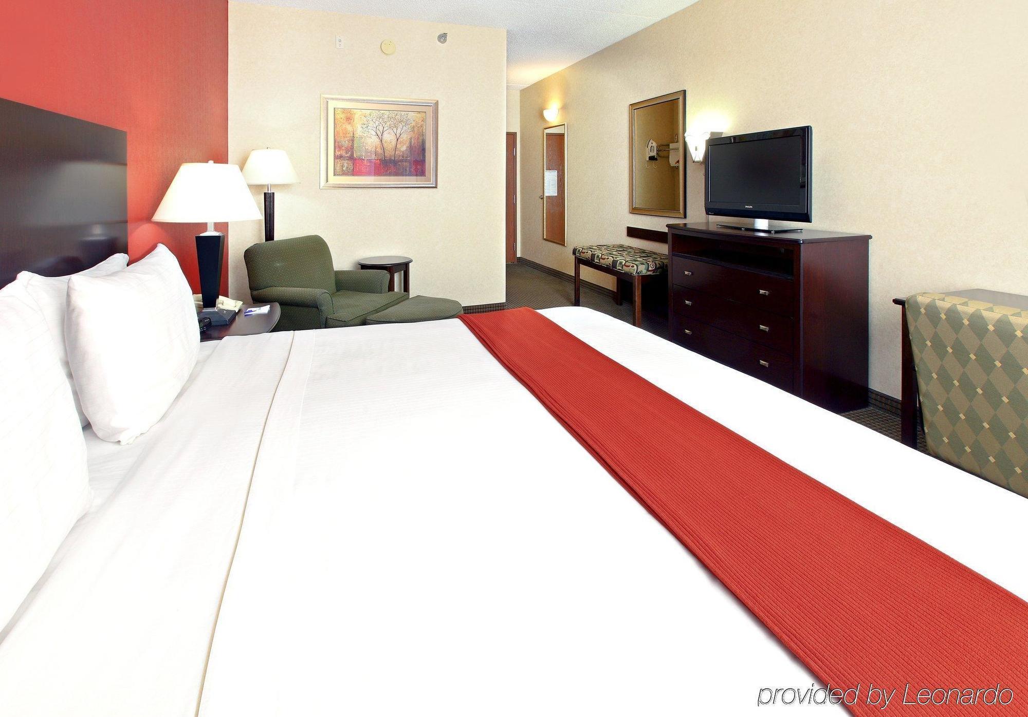 Holiday Inn Express Hotel & Suites Харрисон Номер фото