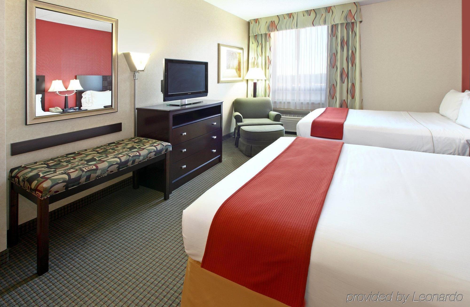 Holiday Inn Express Hotel & Suites Харрисон Номер фото