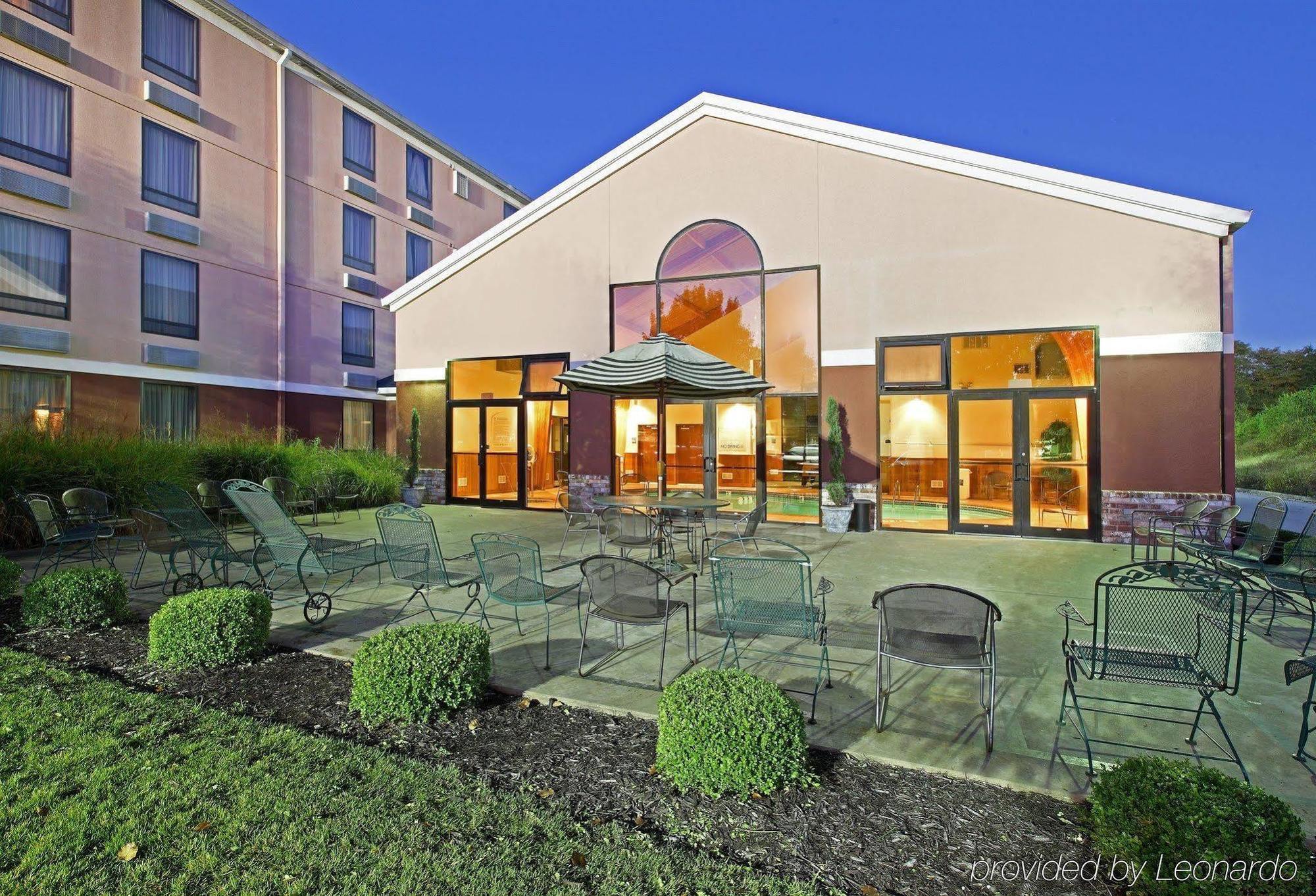 Holiday Inn Express Hotel & Suites Харрисон Экстерьер фото